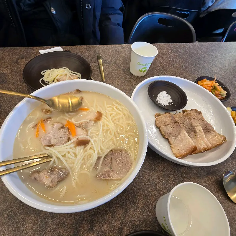 고기국수와 돔베고기, 김치의 조화