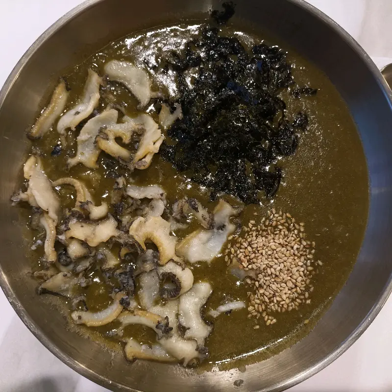 폭탄 전복죽의 클로즈업