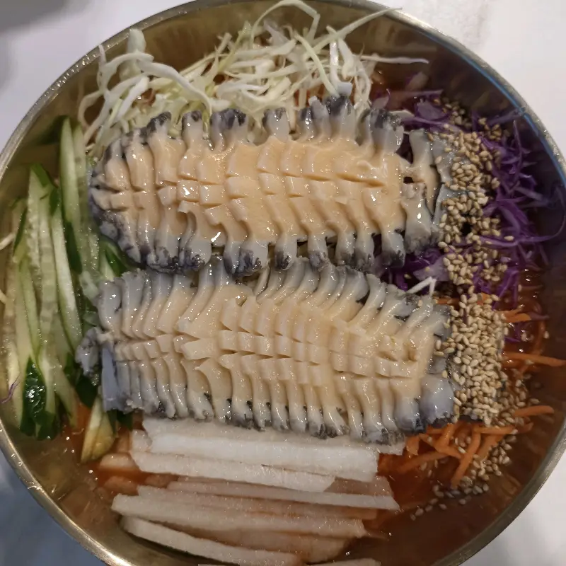 싱싱한 전복이 가득한 전복 물회