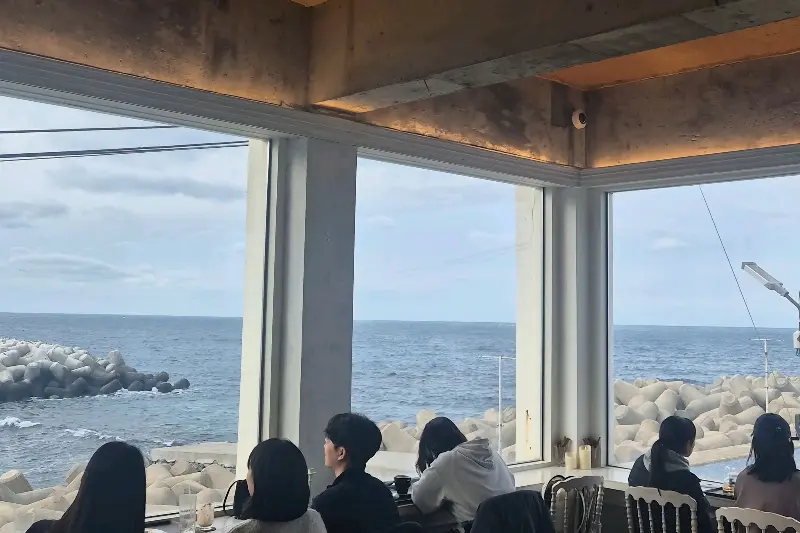 빈투지 2층에서 바라본 바다 뷰