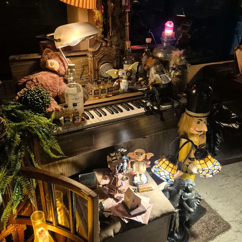 앤티크한 소품들로 가득한 내부