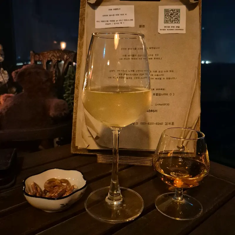 LP바 내부의 아늑한 조명과 테이블 세팅