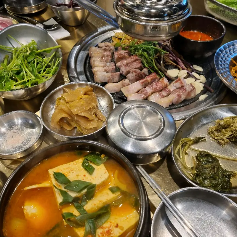 바다를본돼지 서귀포점의 테이블 세팅