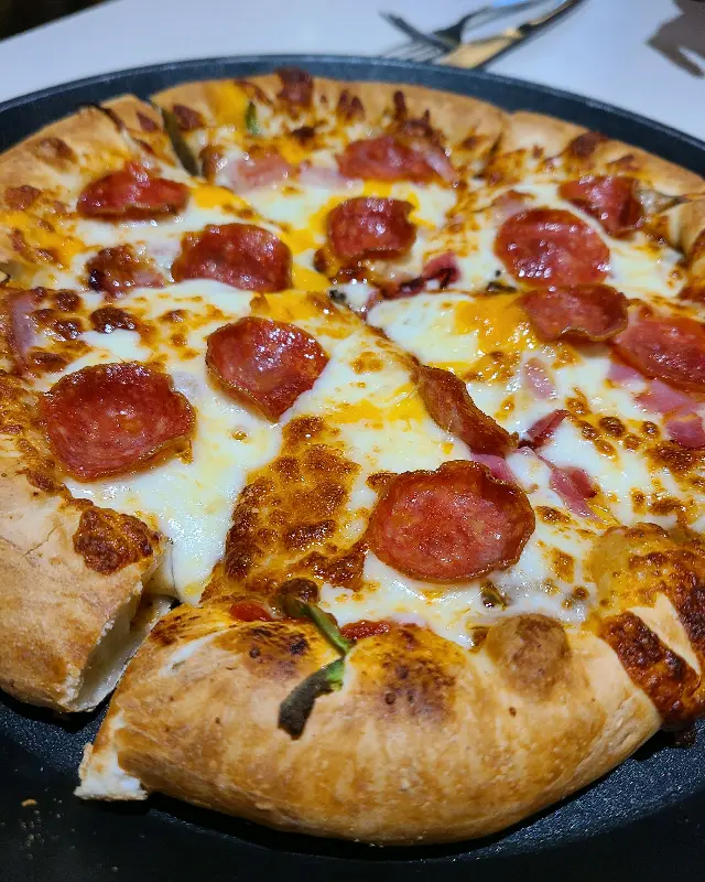 피자 조각 들어올리는 모습