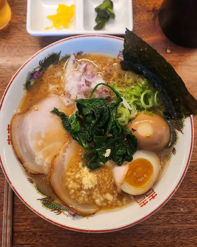 탱글탱글한 면발과 촉촉한 반숙 계란