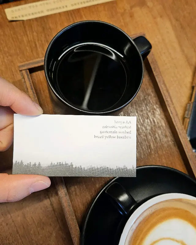 드립 커피와 명함의 모습