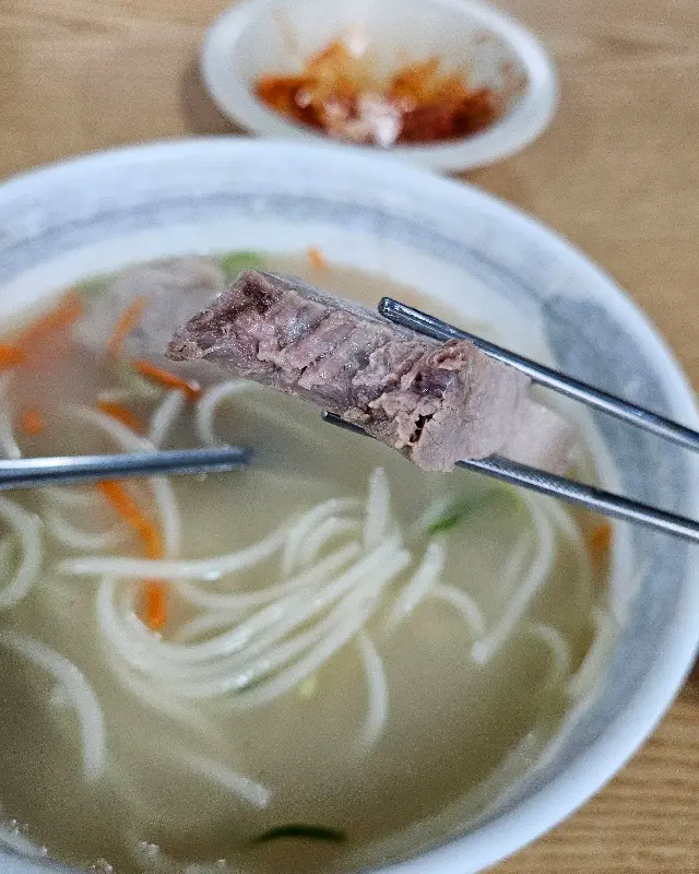 젓가락으로 집어 올린 고기