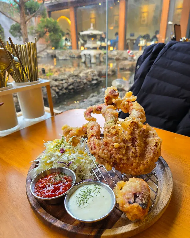 겉은 바삭하고 속은 촉촉한 문어 튀김