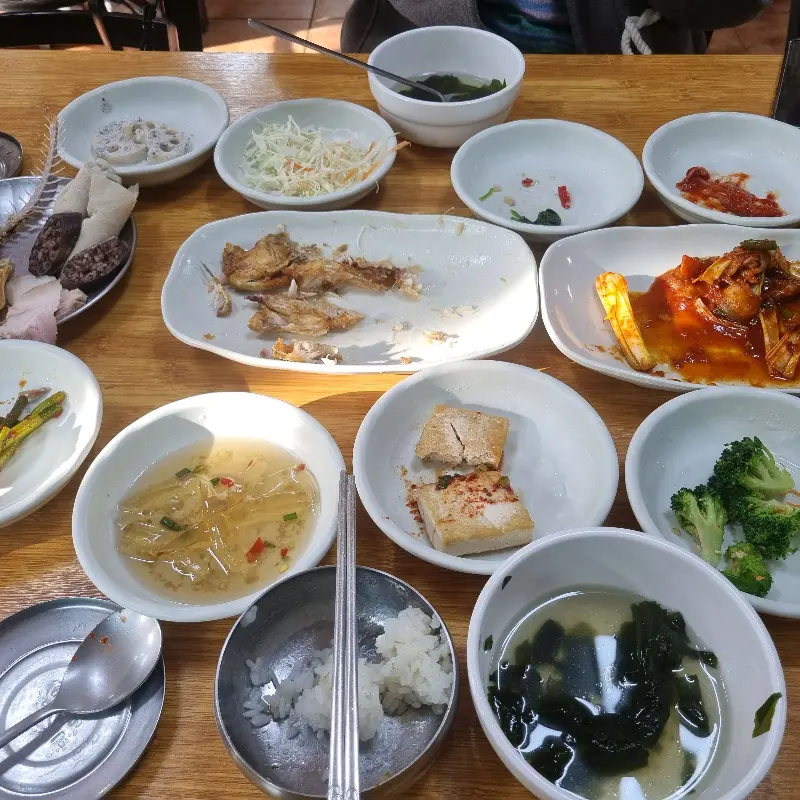 깔끔하게 비워진 테이블