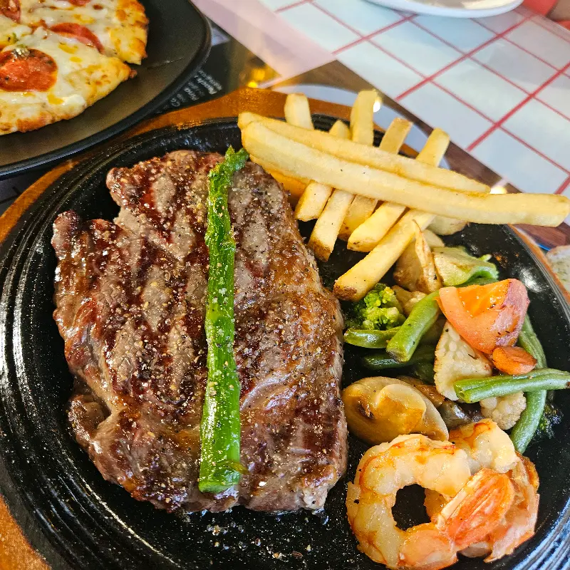 스테이크와 곁들여진 гарнир