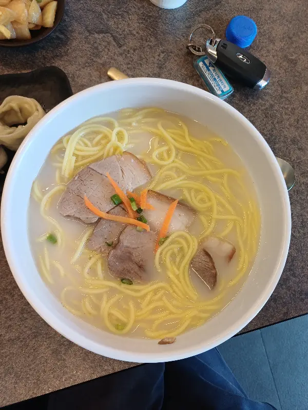 고기국수에 김치를 올려 한 입 가득