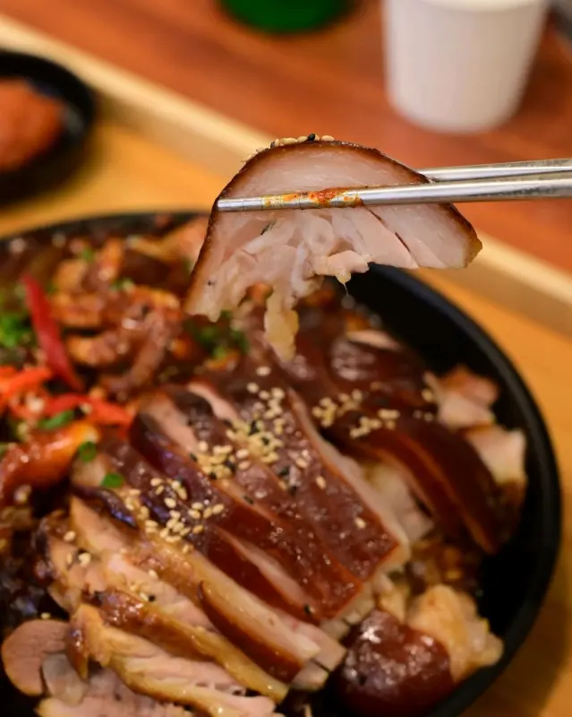 불족발 위에 파슬리가 뿌려져 있다.