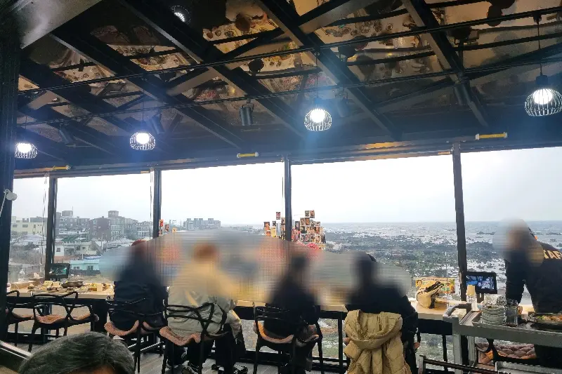 넓은 창으로 보이는 애월 바다 풍경