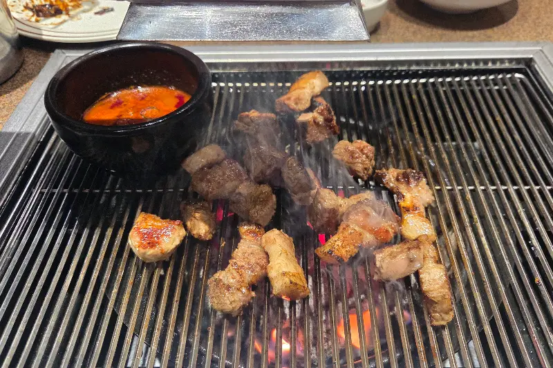 불판 위에서 구워지는 고기