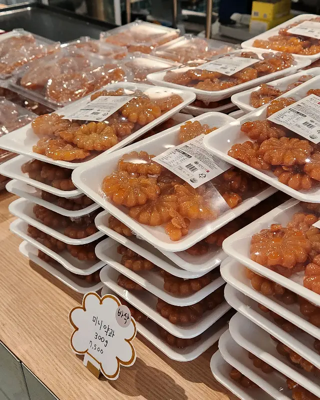 진열대 가득 쌓인 약과