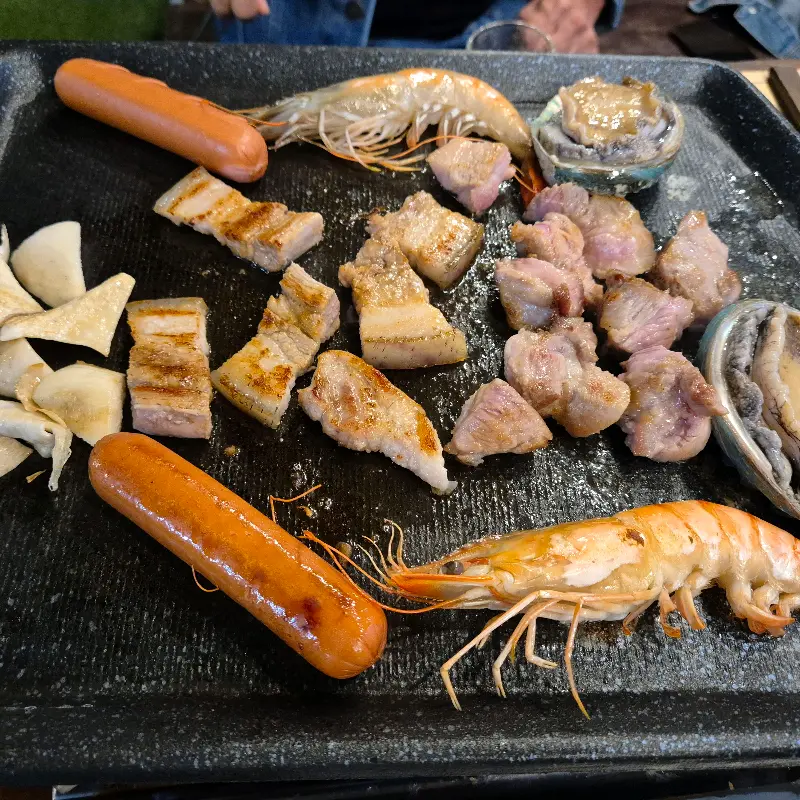 다양한 종류의 밑반찬이 정갈하게 담겨 있는 모습