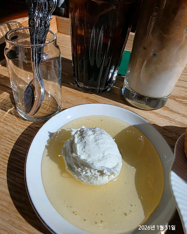 카이막과 빵, 음료가 함께 놓인 테이블