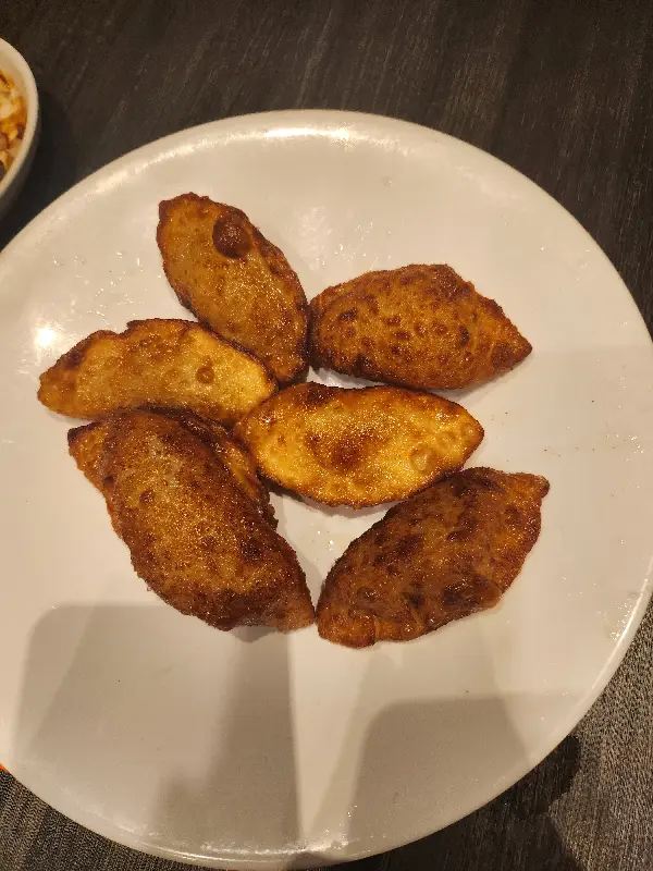 접시에 담긴 야끼만두