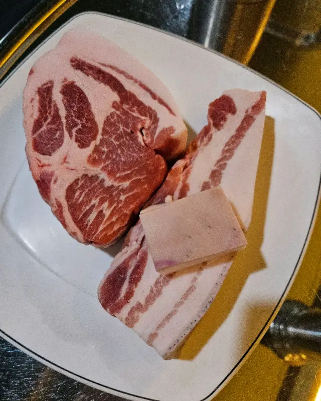 신선한 흑돼지 근고기의 자태