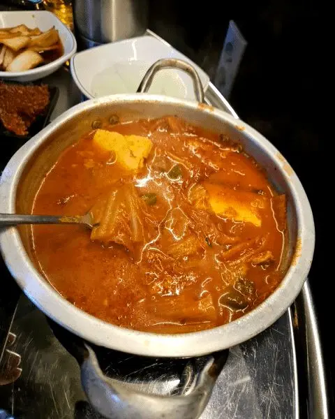 보글보글 끓는 김치찌개
