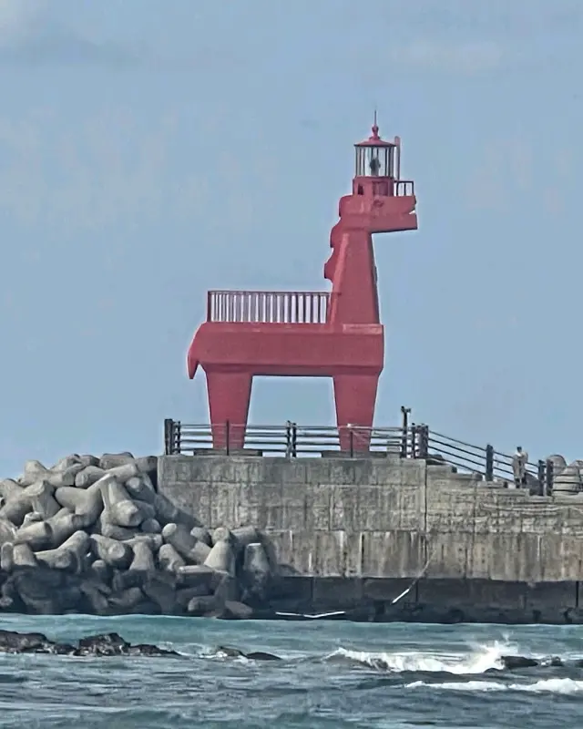 카페 근처의 말 모양 등대