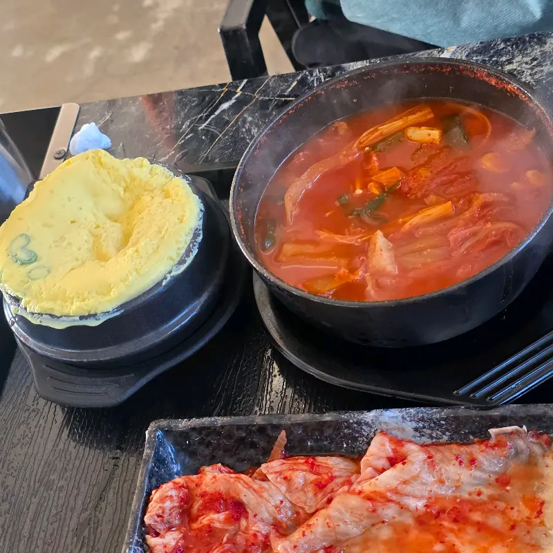 보글보글 끓고 있는 김치찌개와 부드러운 계란찜의 모습