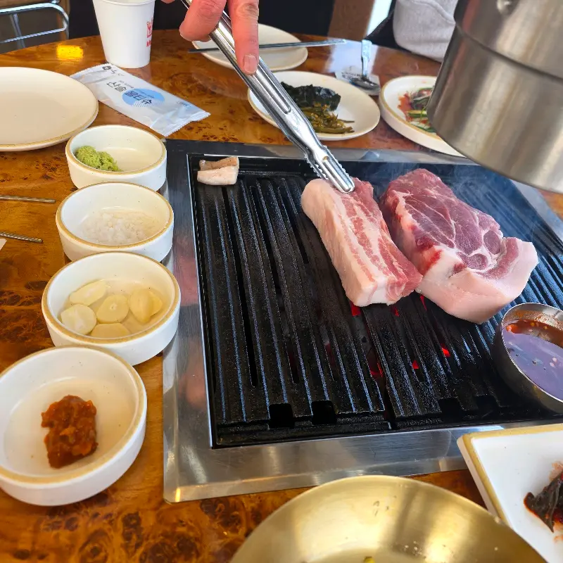 직원분이 구워주는 흑돼지