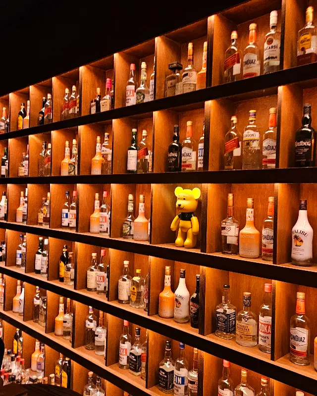 다양한 술병이 진열된 бар 내부