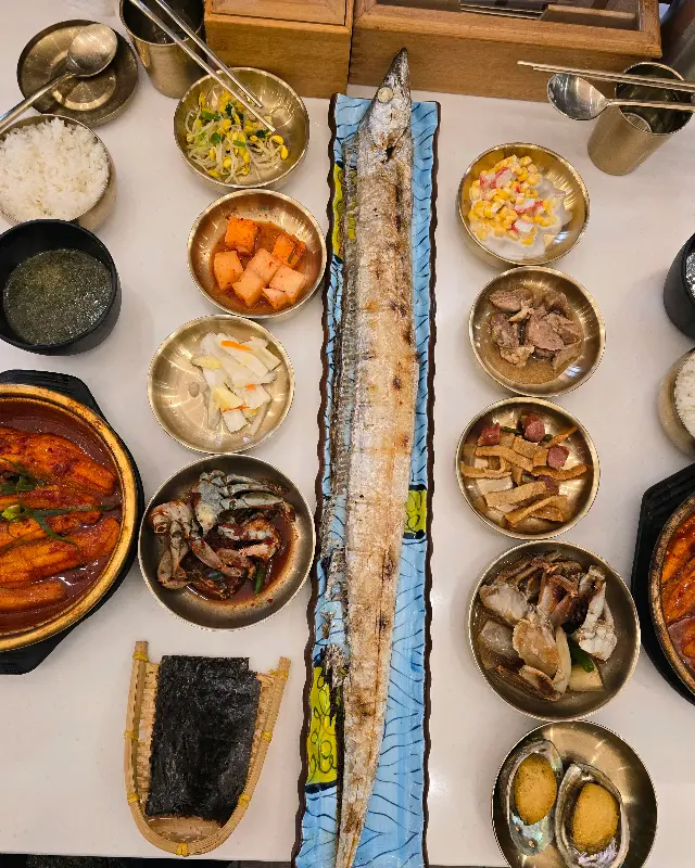 갈치구이와 다양한 반찬들