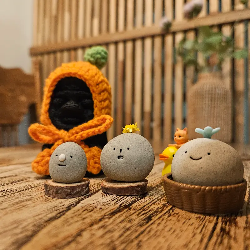 아기자기한 소품들이 놓인 테이블