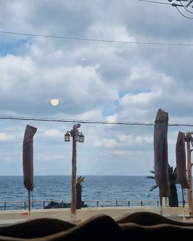 창밖으로 보이는 바다