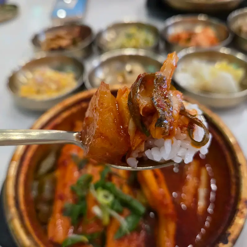 김에 밥과 갈치를 싸서 먹는 모습