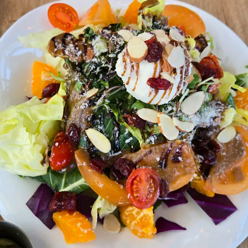 신선한 재료가 듬뿍 들어간 샐러드