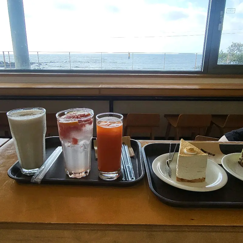 다양한 음료와 케이크