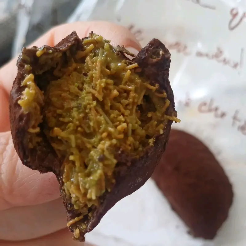 반으로 가른 두쫀쿠 단면 사진