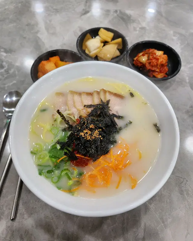 보기만 해도 푸짐한 고기국수 한 상