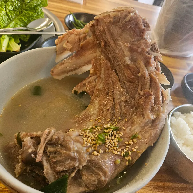 접짝뼈국의 푸짐한 살코기