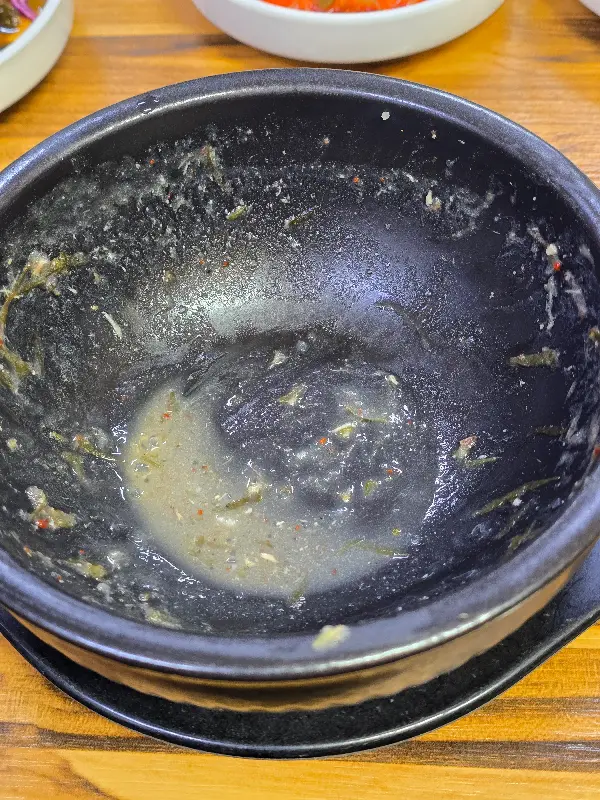 깨끗하게 비워진 뚝배기