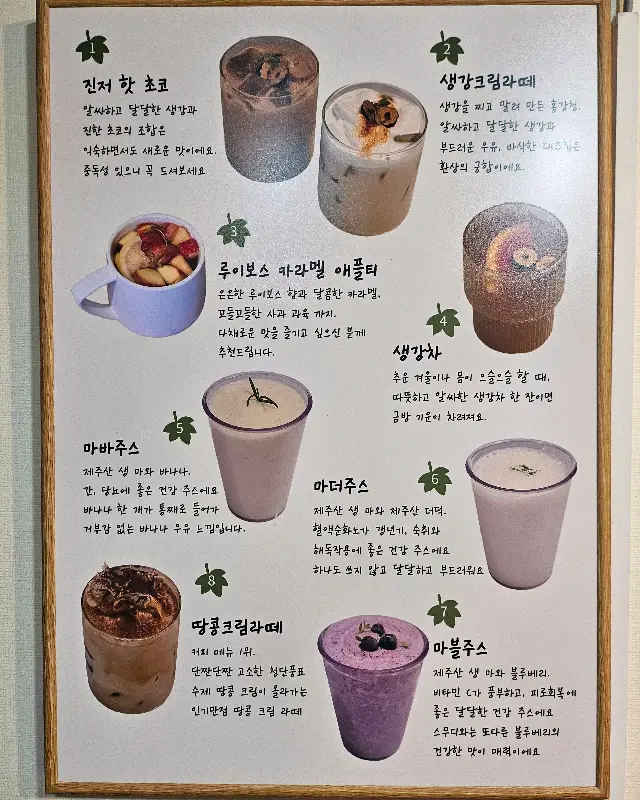 벽면에 붙어있는 흑백 사진들