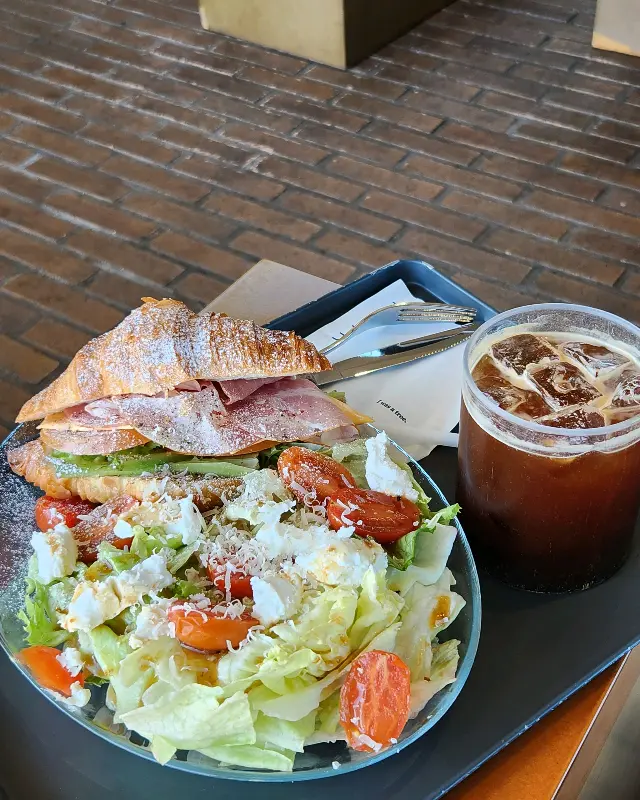 크루아상 샌드위치와 커피