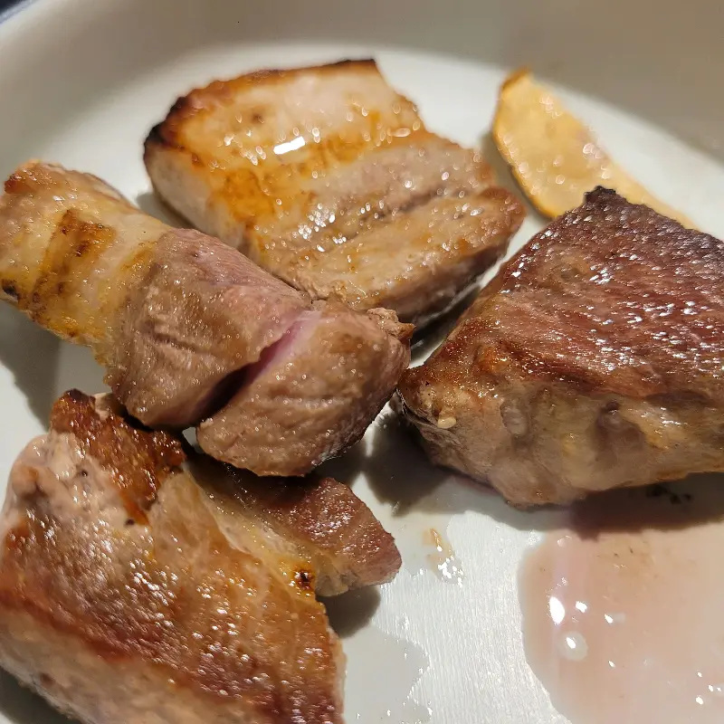 잘 구워진 돼지고기