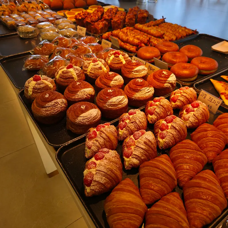 다양한 종류의 빵이 진열된 모습