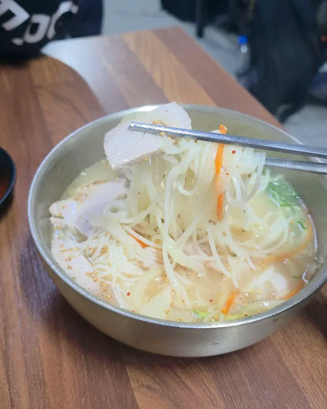 고기국수 면 들어올리기