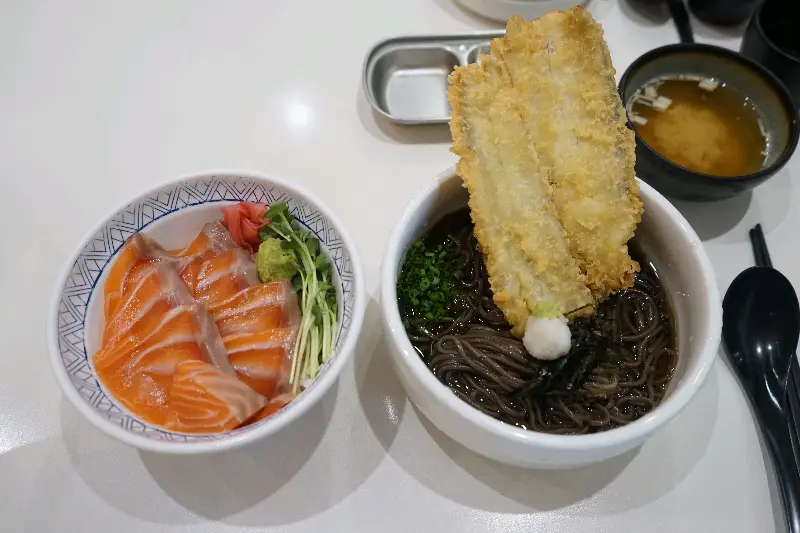 신선한 연어가 듬뿍 올라간 연어 냉소바