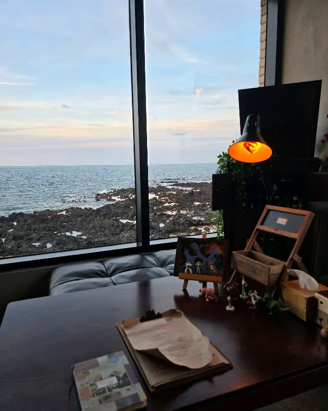 노을이 지는 바다를 바라볼 수 있는 창가 좌석