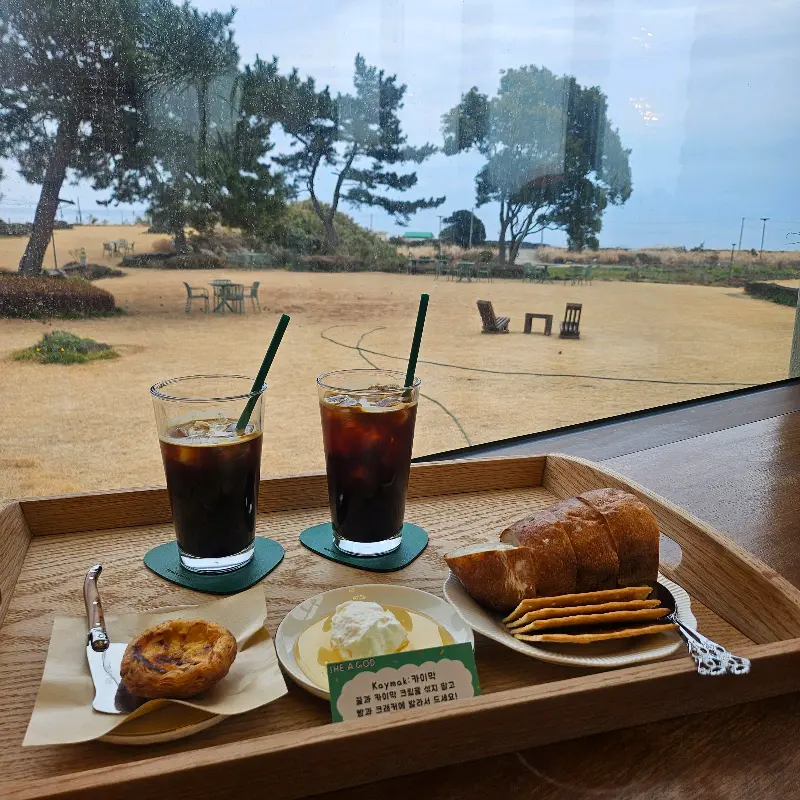 카이막, 빵, 커피가 함께 제공되는 쉬어갓의 브런치 세트