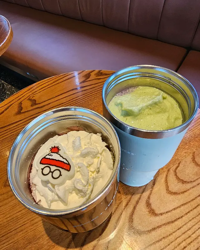 제주 까망 크림 프라푸치노와 베르가못 제주 말차 크림 프라푸치노