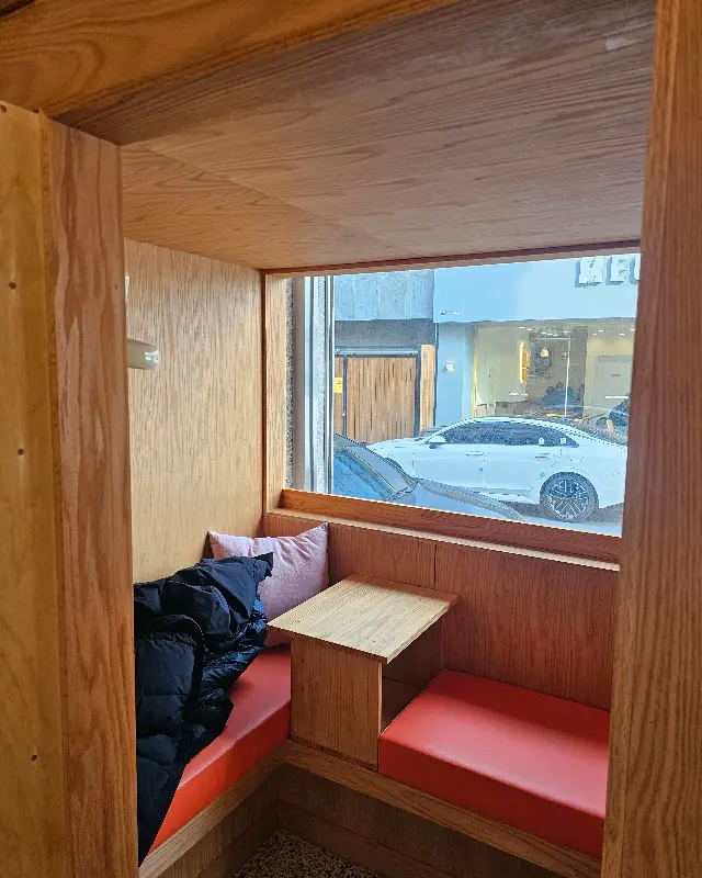 카페 내부 다락방 좌석