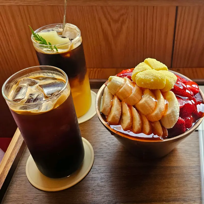 딸기 바나나 빙수와 아메리카노