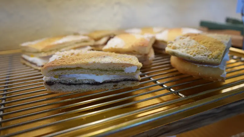 쇼케이스 안의 다양한 디저트